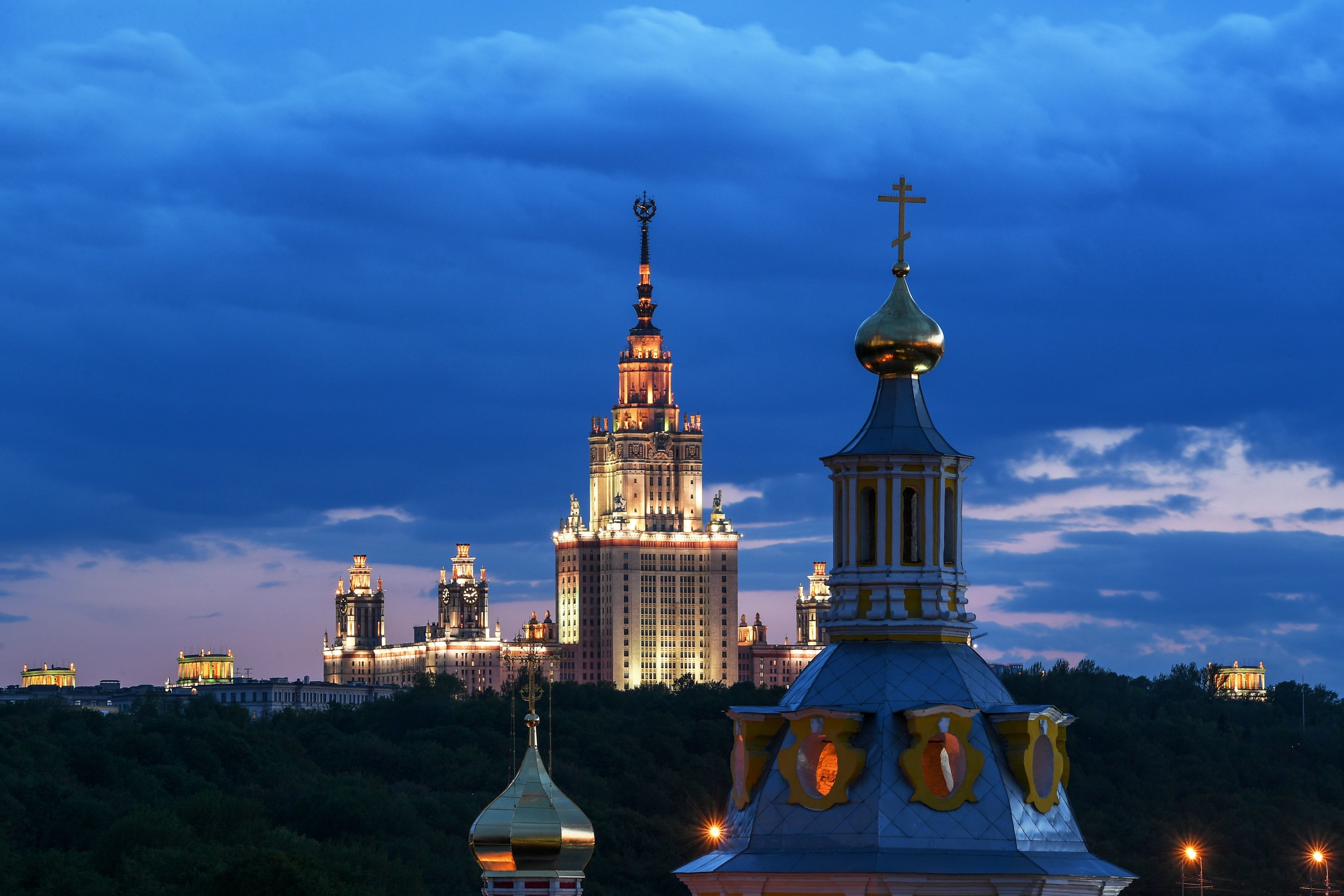 Купол Андреевского монастыря в Москве и здание МГУ