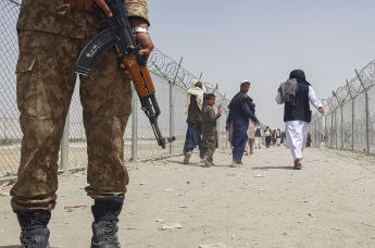 Афганцы, пересекающие афгано-пакистанский пограничный пункт в городе Чаман, 15 августа 2021