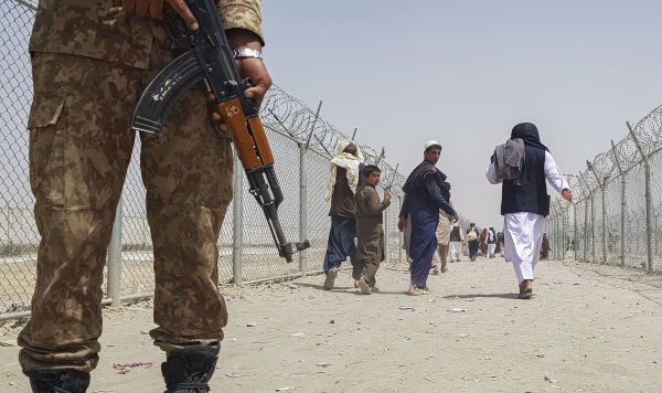 Афганцы, пересекающие афгано-пакистанский пограничный пункт в городе Чаман, 15 августа 2021