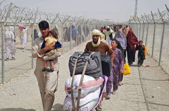 Афганцы, пересекающие афгано-пакистанский пограничный пункт в городе Чаман, 16 августа 2021