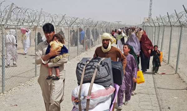 Афганцы, пересекающие афгано-пакистанский пограничный пункт в городе Чаман, 16 августа 2021
