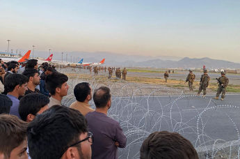 Толпа афганцев у аэропорта Кабула, охраняемом военными США, 16 августа 2021