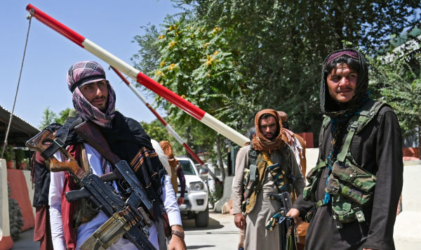 Боевики запрещенного в РФ террористического движения "Талибан"* охраняют дорогу в Кабуле, 16 августа 2021