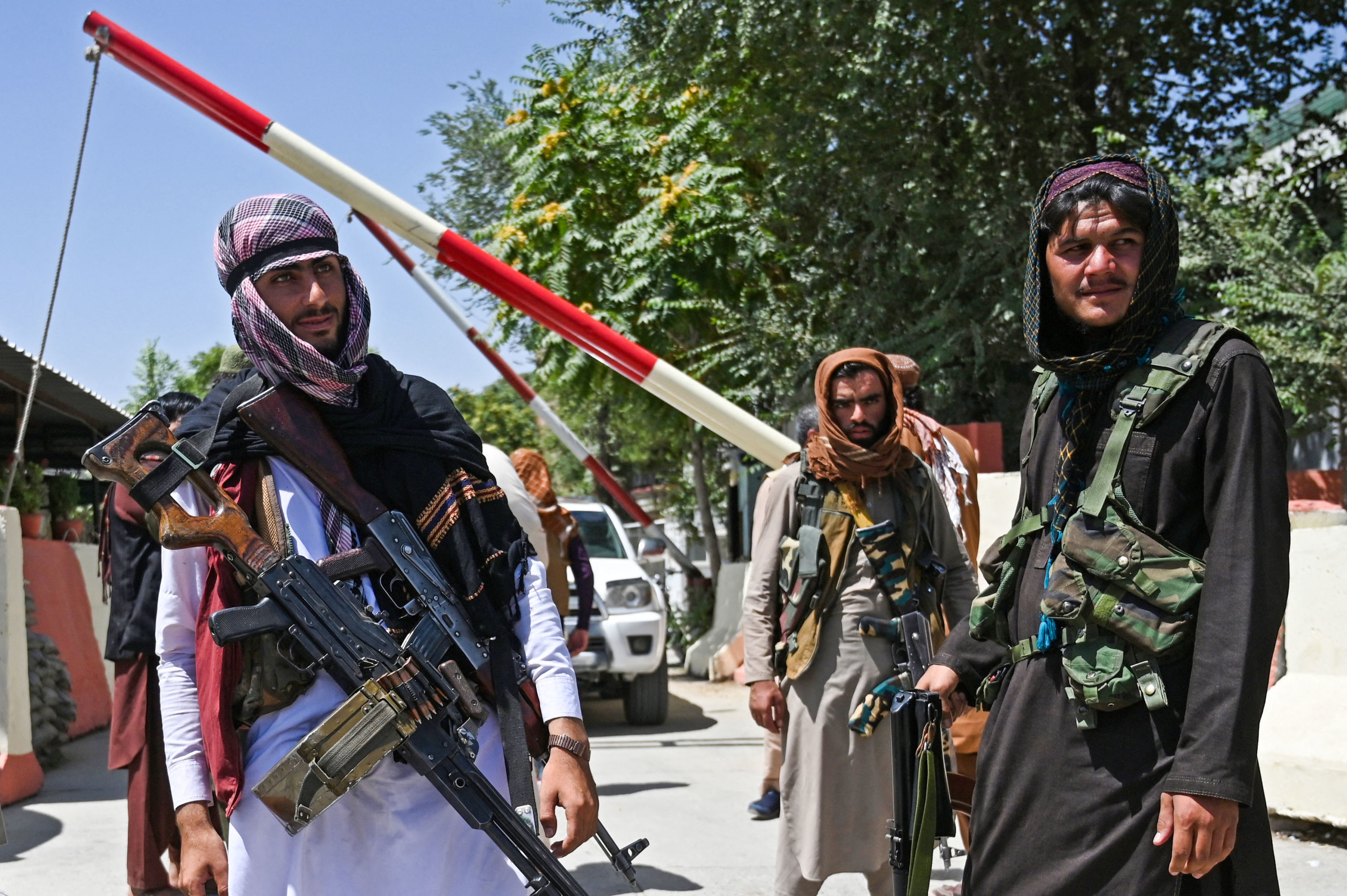 Боевики запрещенного в РФ террористического движения "Талибан"* охраняют дорогу в Кабуле, 16 августа 2021