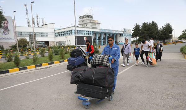 Люди в аэропорту Кабула, Афганистан, 14 августа 2021 года