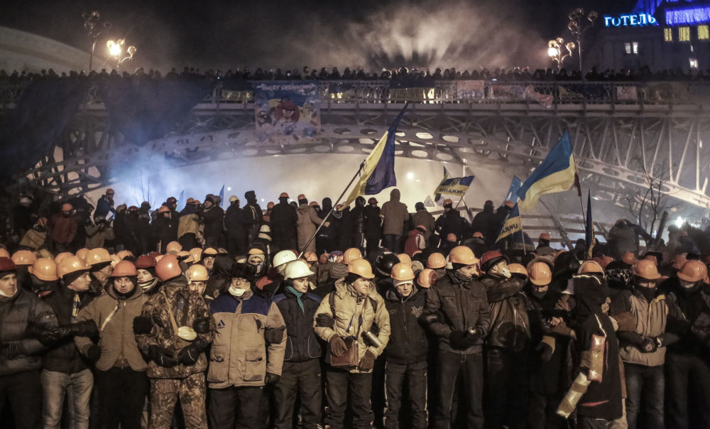 Протестующие преграждают путь сотрудникам правоохранительных органов к лагерю демонстрантов на площади Независимости в Киеве, 11 декабря 2013