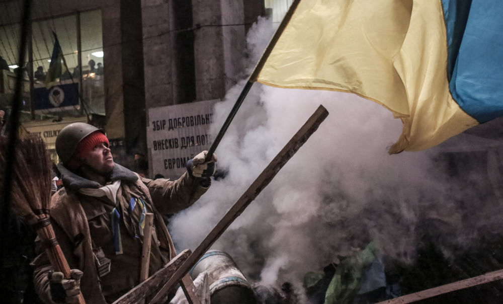 Сторонник евроинтеграции на баррикадах на площади Независимости в Киеве, 11 декабря 2013