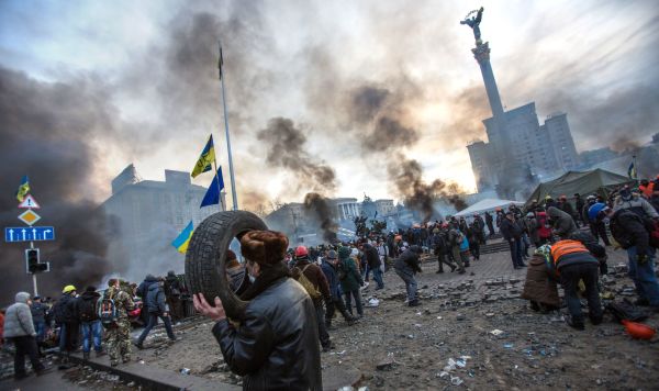 Баррикады протестующих сторонников евроинтеграции на площади Независимости в Киеве, 19 февраля 2014