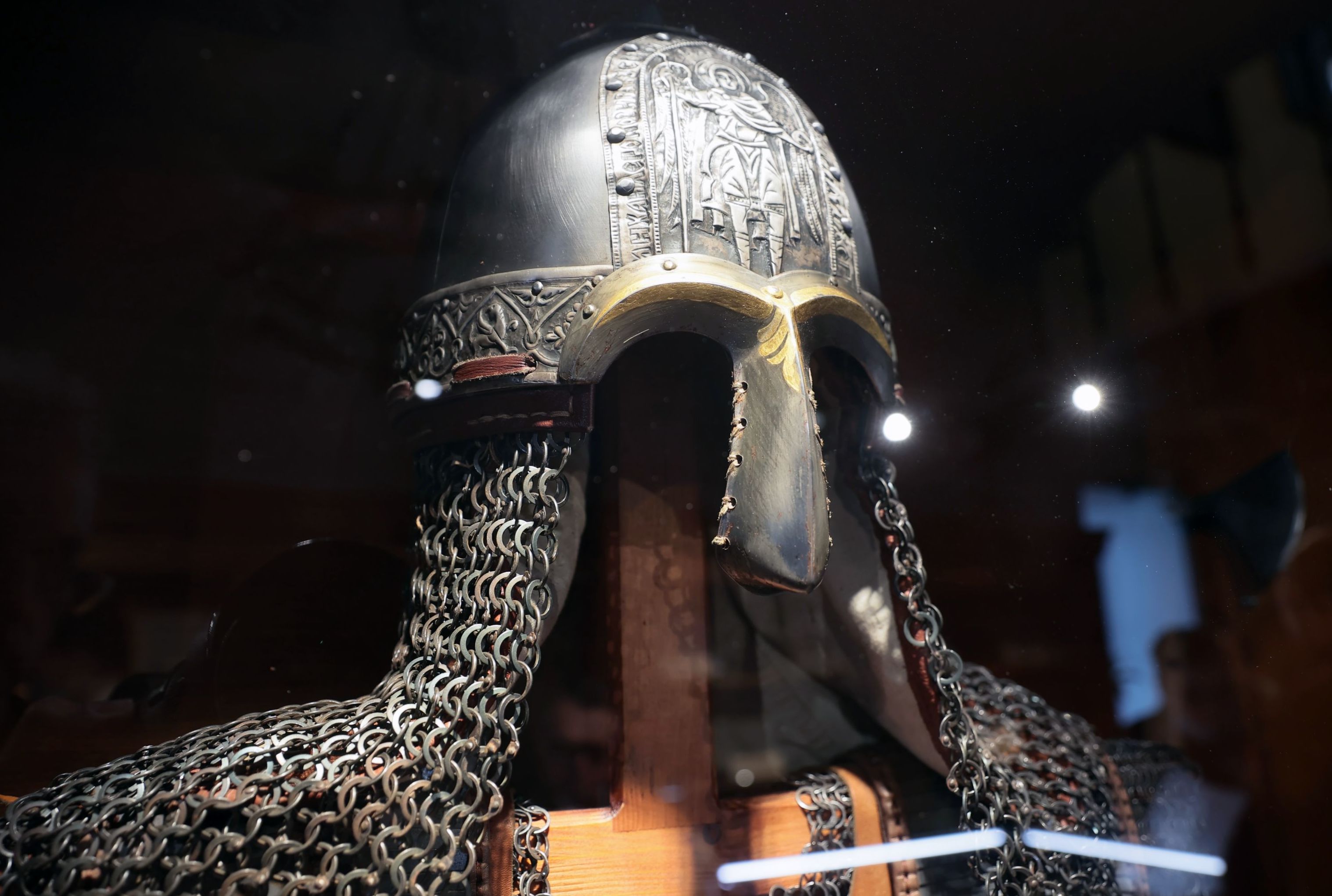 Реплика шлема Александра Невского на выставке "Александр Невский: святой, воин, государственный деятель, дипломат"