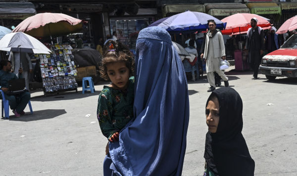 Женщина с детьми на улице Кабула