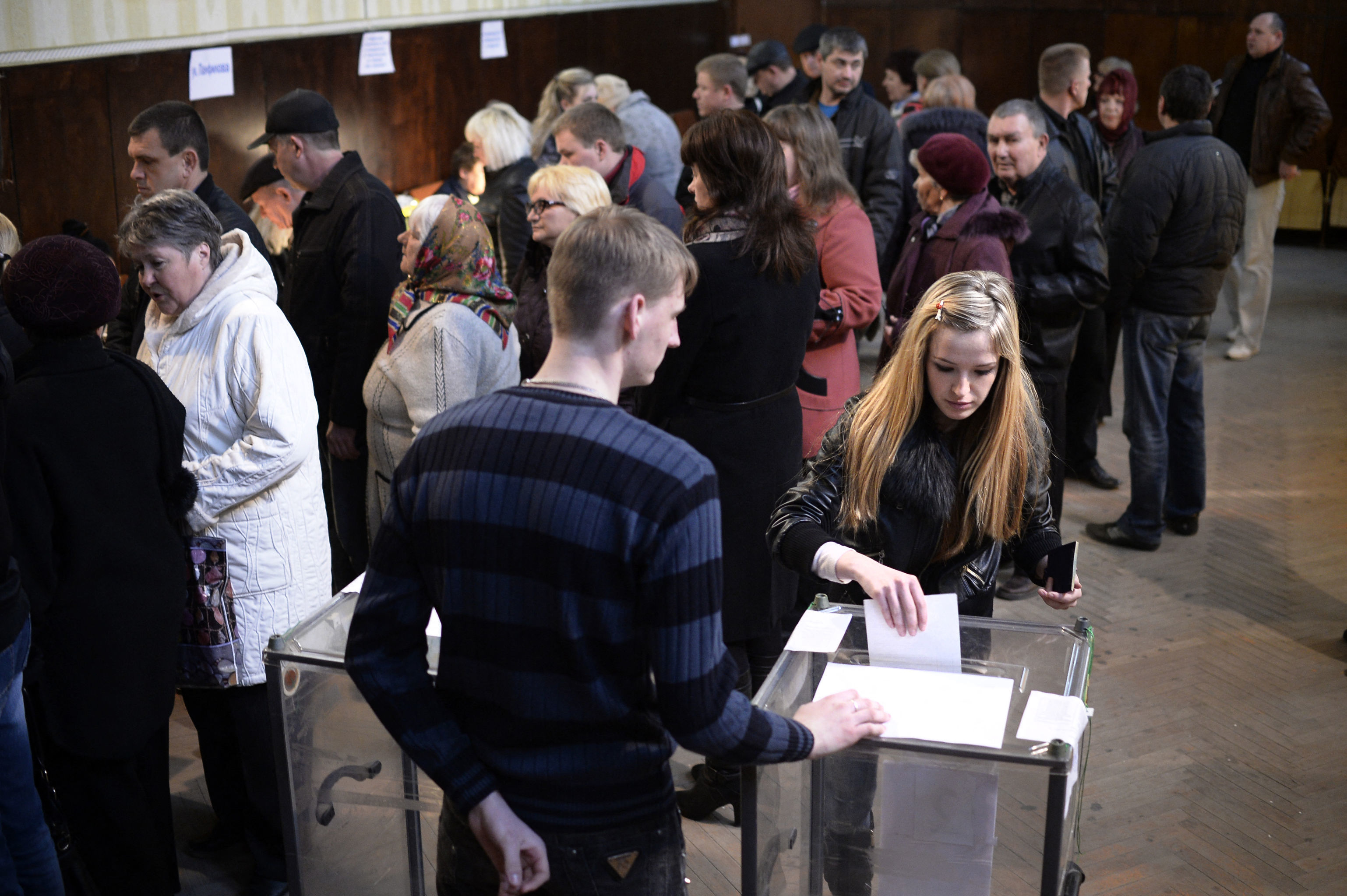 Жители Бахчисарая на одном из избирательных участков во время голосования на референдуме о статусе Крыма, 16 марта 2014