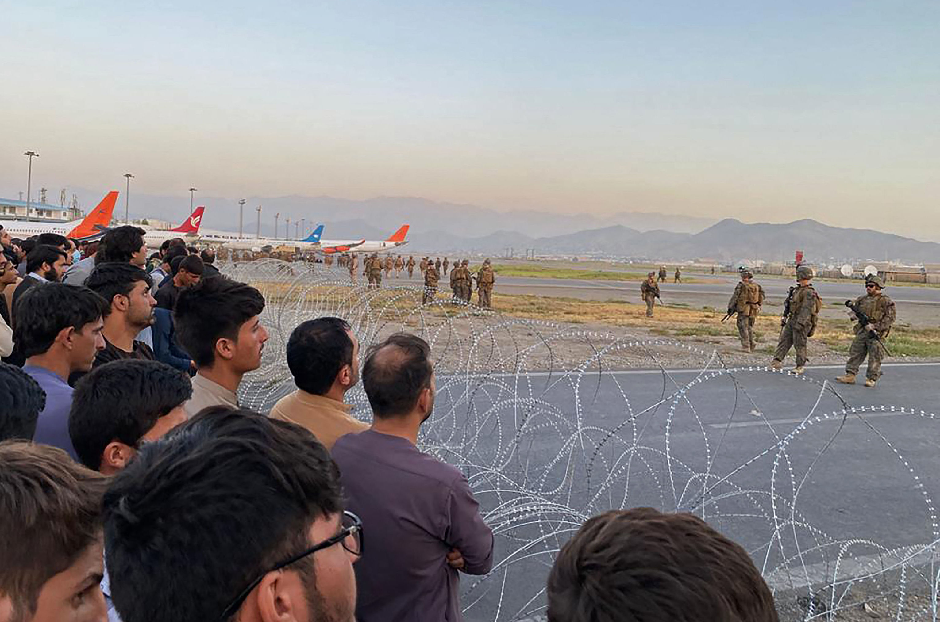 Толпа афганцев у аэропорта Кабула, охраняемом военными США, 16 августа 2021
