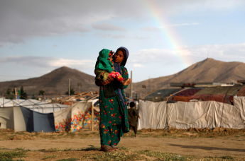 Девушка с ребенком в лагере беженцев в Кабуле, Афганистан 