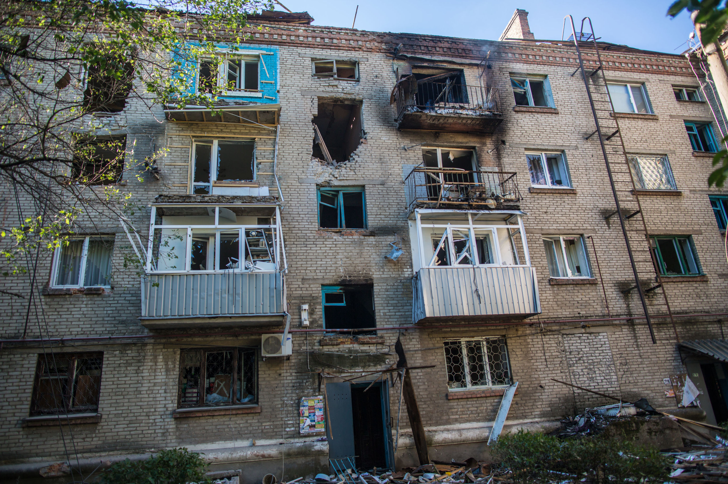 Последствия артиллерийского удара украинских военных по жилым домам Славянска