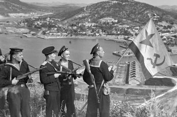 Моряки-десантники Тихоокеанского флота водружают флаг над Порт-Артуром. Великая Отечественная война 1941-1945 г.г.