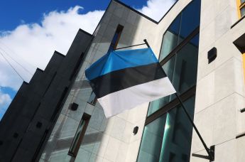 Флаг на здании посольства Эстонии в Москве