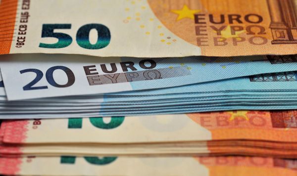 Банкноты номиналом 10 , 20 и 50 евро. 