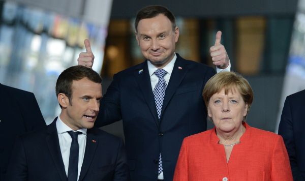 Gruppenfoto beim Nato-Gipfel in Brüssel 2018 (v.l.n.r.): Frankreichs Präsident Emmanuel Macron, sein polnischer Amtskollege Andrzej Duda und Bundeskanzlerin Angela Merkel