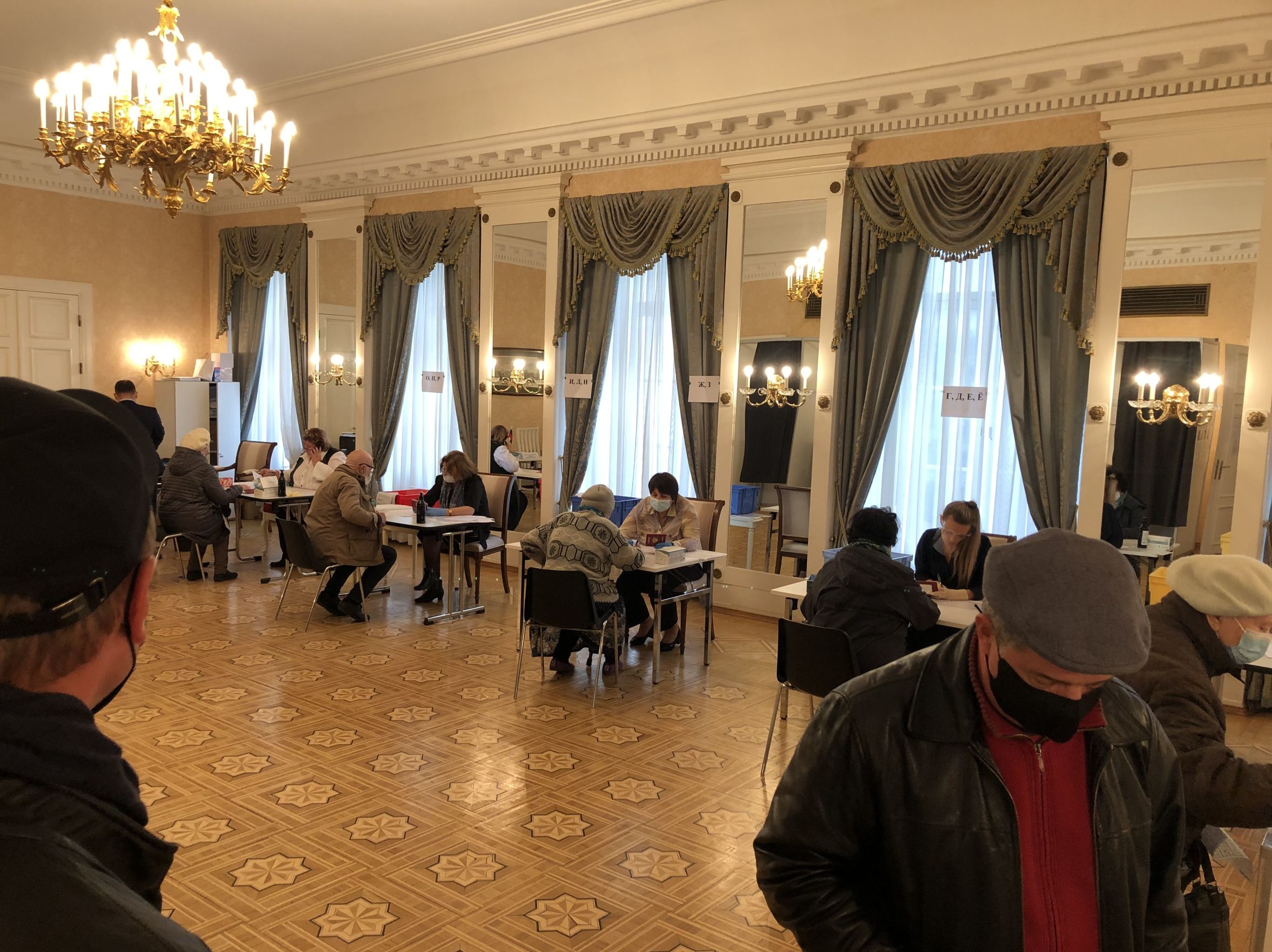 Избирательный участок в посольстве России в Таллине вовремя выборов в Государственную думу РФ, 19 сентября 2021 