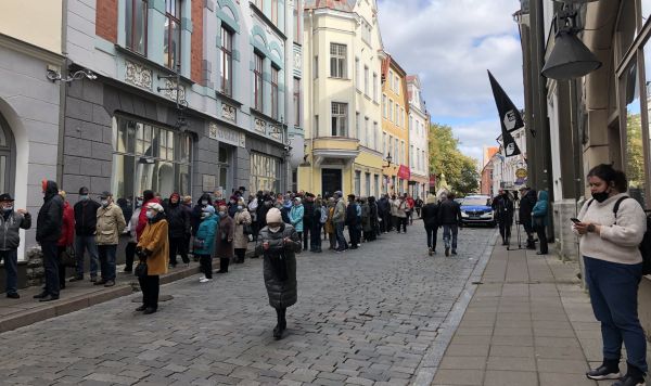 Очередь на выборы в Госдуму России в Посольство РФ в Таллине