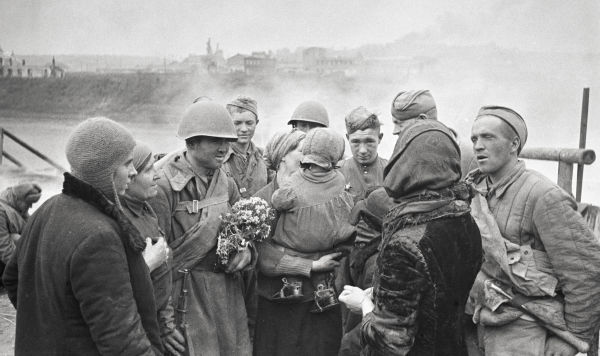 Жители Смоленска беседуют с солдатами Красной армии после освобождения Смоленска, 25 сентября 1943 года