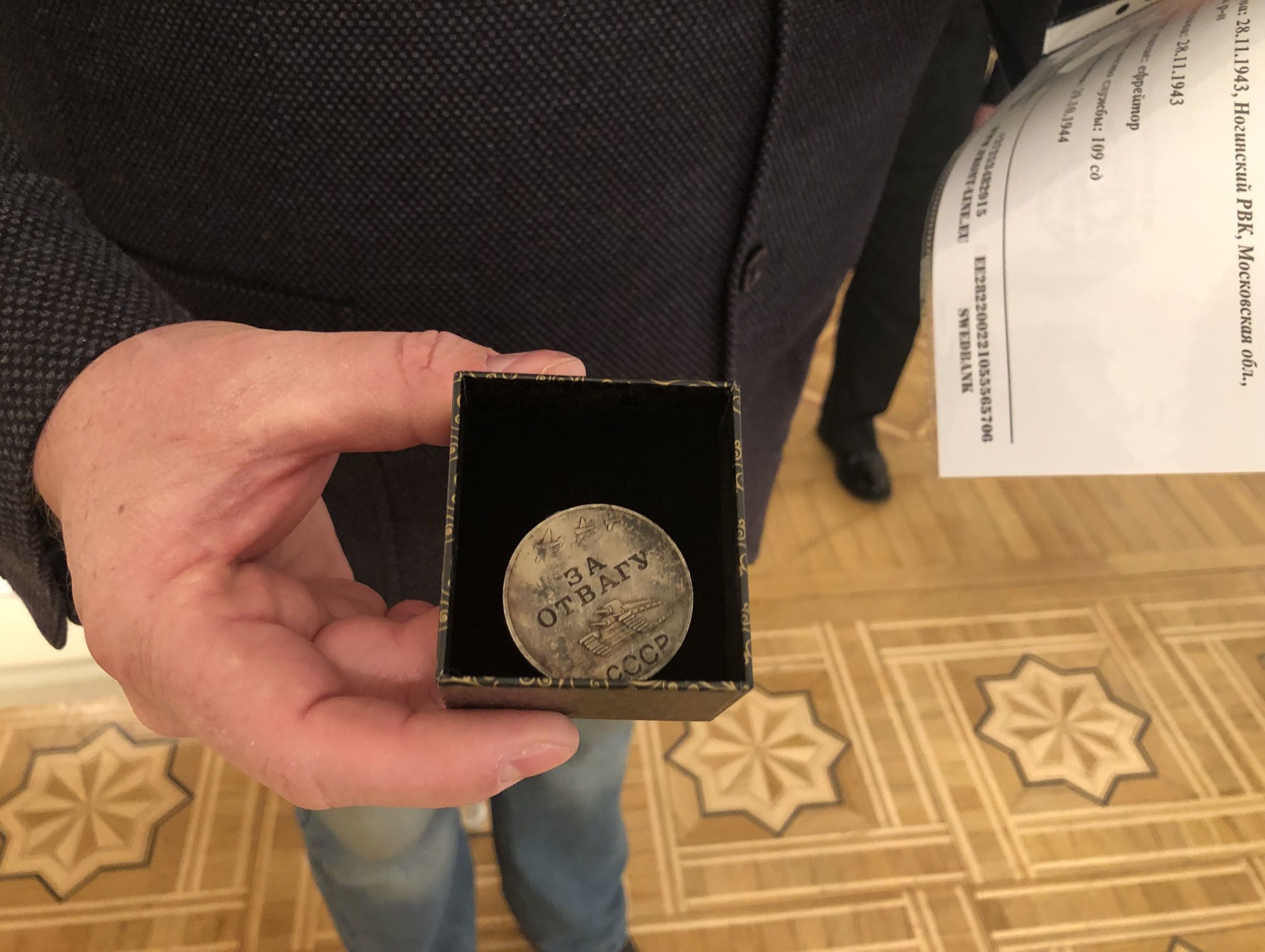 Андрей Лазурин передает медаль "За отвагу" погибшего красноармейца в посольство РФ в Эстонии