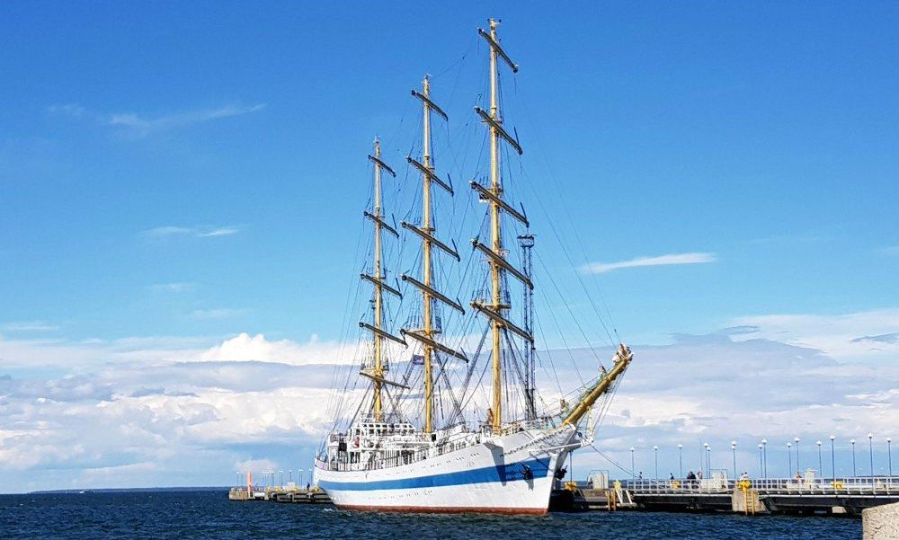 Память великого мореплавателя Ивана Крузенштерна почтили в Таллине молодые курсанты с парусного учебного судна «Мир»