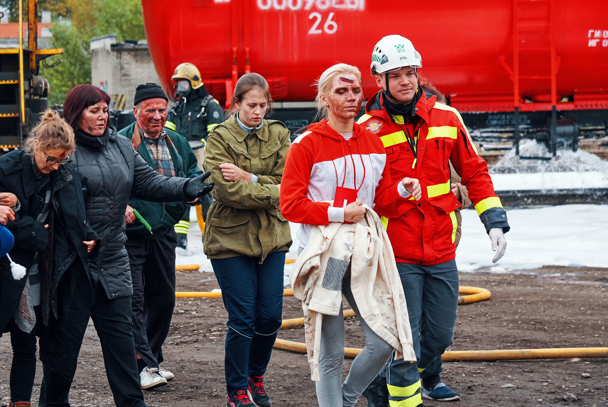 Сотрудник Таллиннской скорой помощи выводит пострадавших из зоны аварии