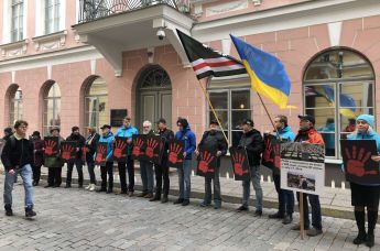 Пикет партии Isamaa и их украинских друзей перед посольством России в Таллине, 30 сентября 2021 года.