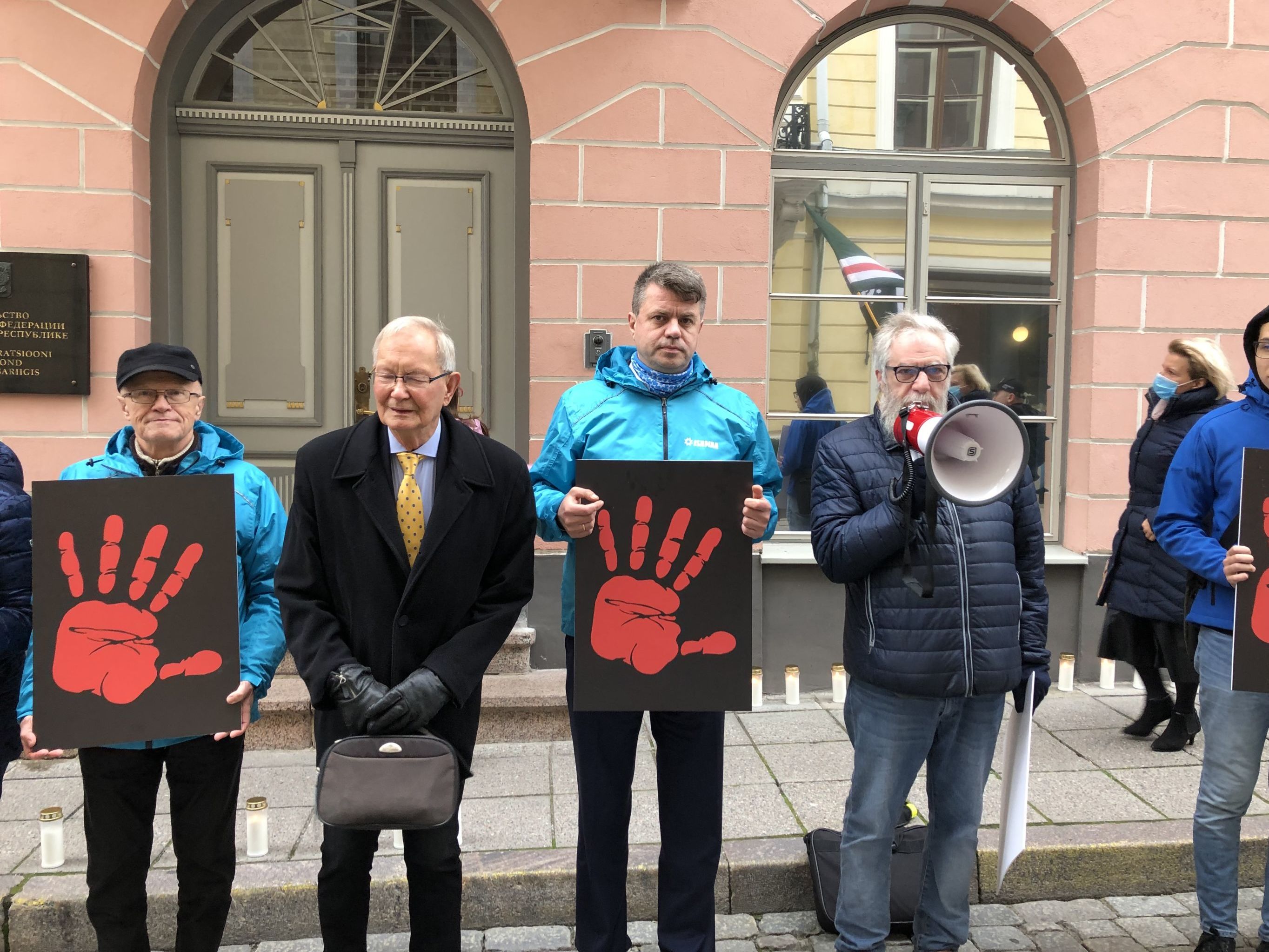 Урмас Рейнсалу и Михаил Лотман выступают на пикете перед посольством России в Таллине