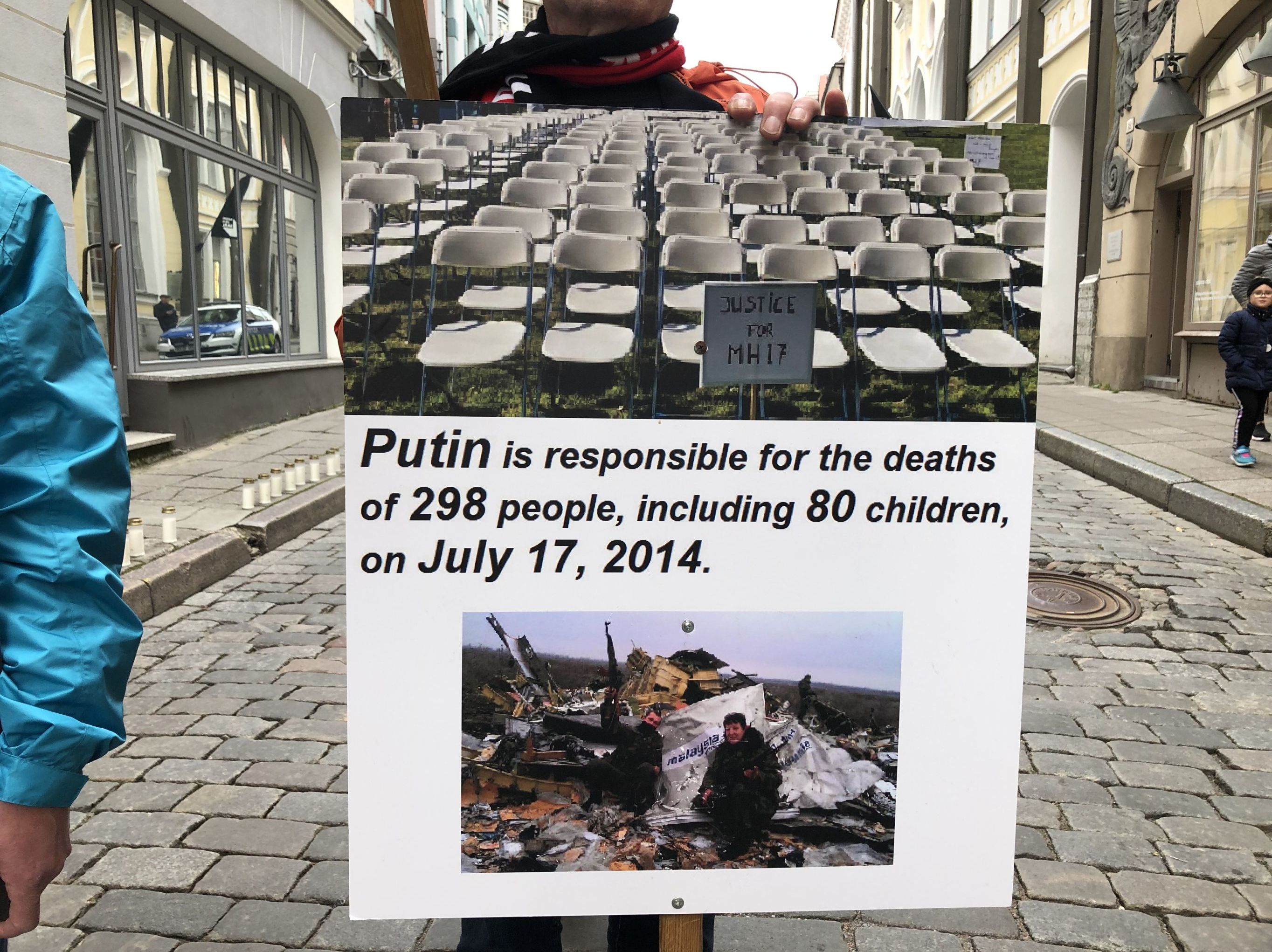 Как на президента России перекладывают ответственность украинских политиков и военных – на пикете в Таллине