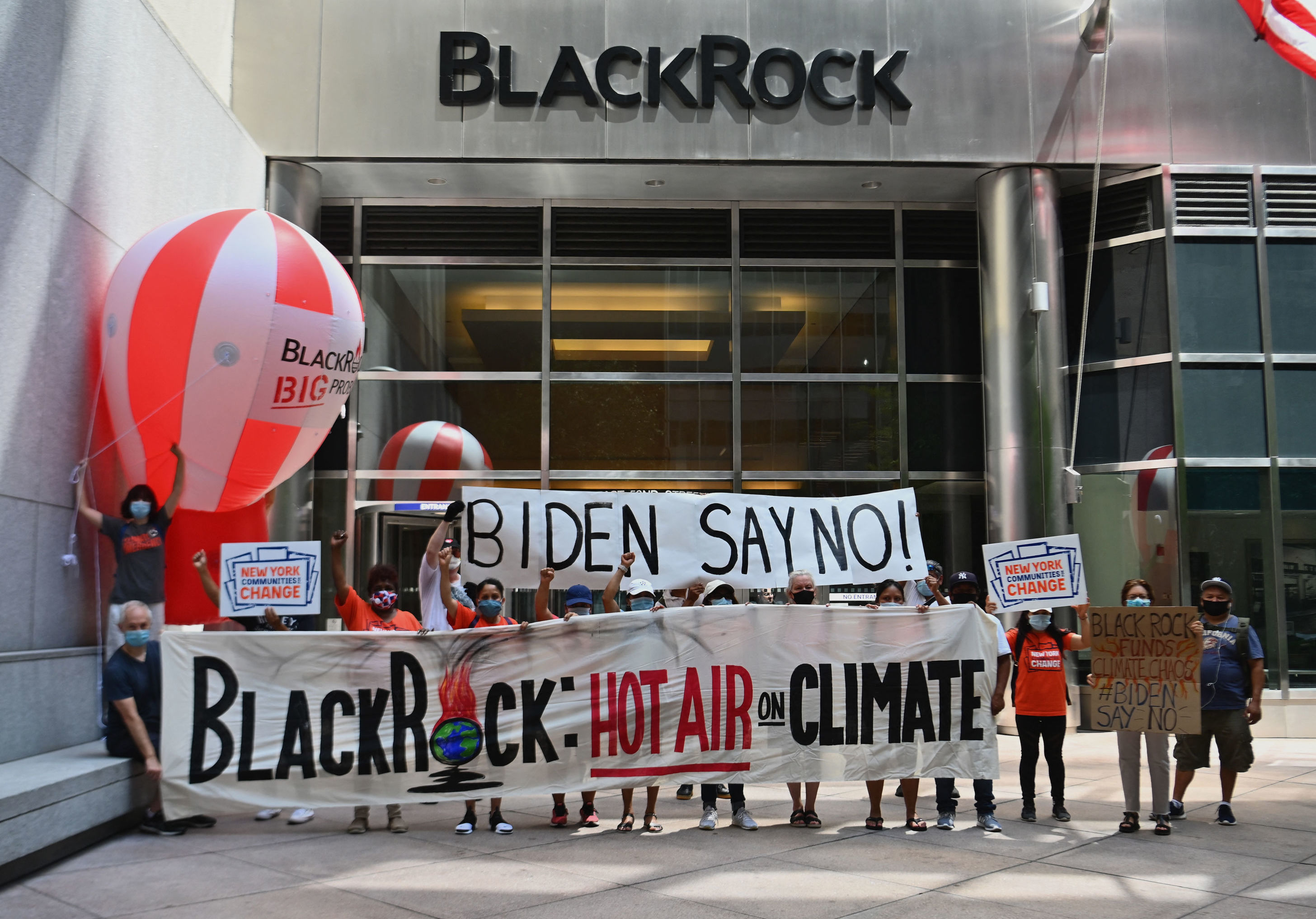 Протест #BidenSayNo у офиса компании BlackRock в Нью-Йорке, 11 августа 2020