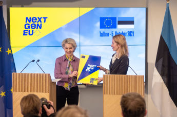 Президент Европейской комиссии Урсула фон дер Ляйен с премьер-министром Каей Каллас во время семинара под названием "Выйдем из кризиса более сильными" в Таллине, 5 октября 2021