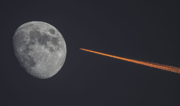 Луна и самолет на закате