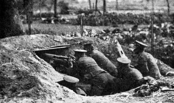 Маскировка позиции пулемёта. Первая мировая война, 1915 год