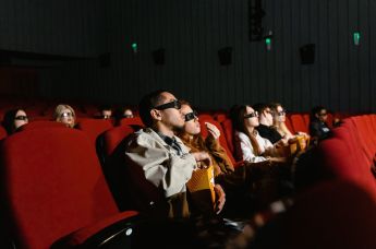 Зрители в зале кинотеатра 