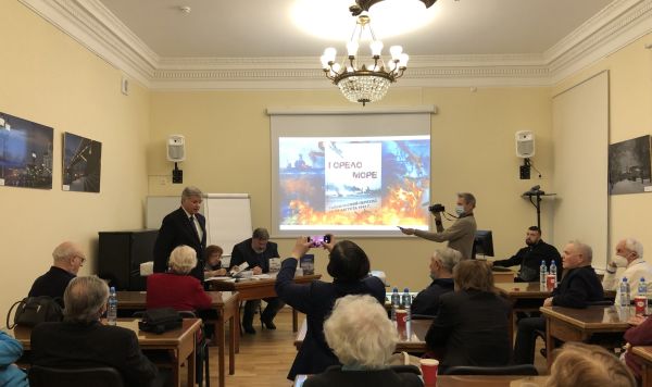 Посол России в Эстонии Александр Петров выступает на презентации книги "Горело море"