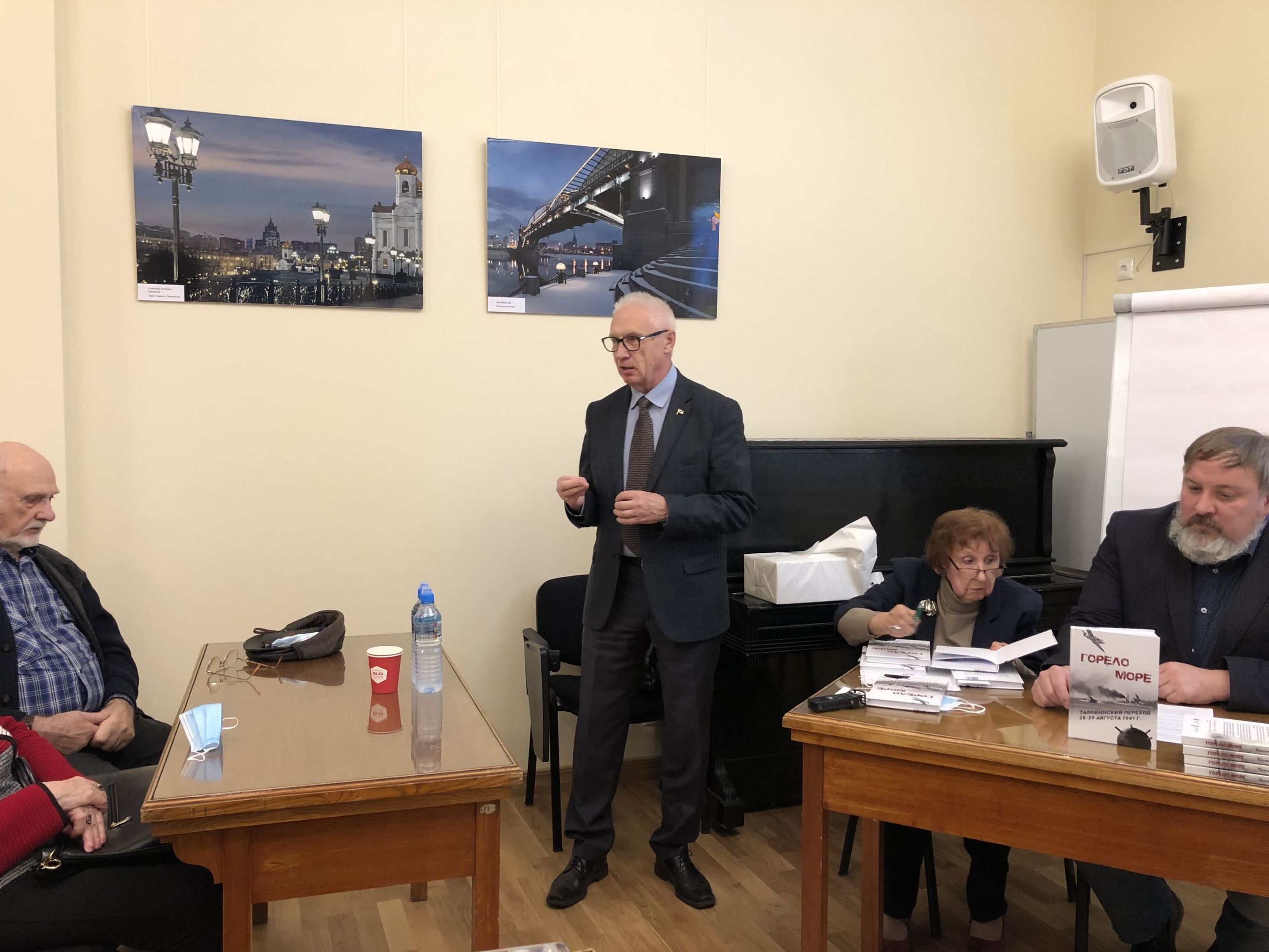 Председатель правления Клуба ветеранов флота Александр Караулов выступает на презентации книги "Горело море"