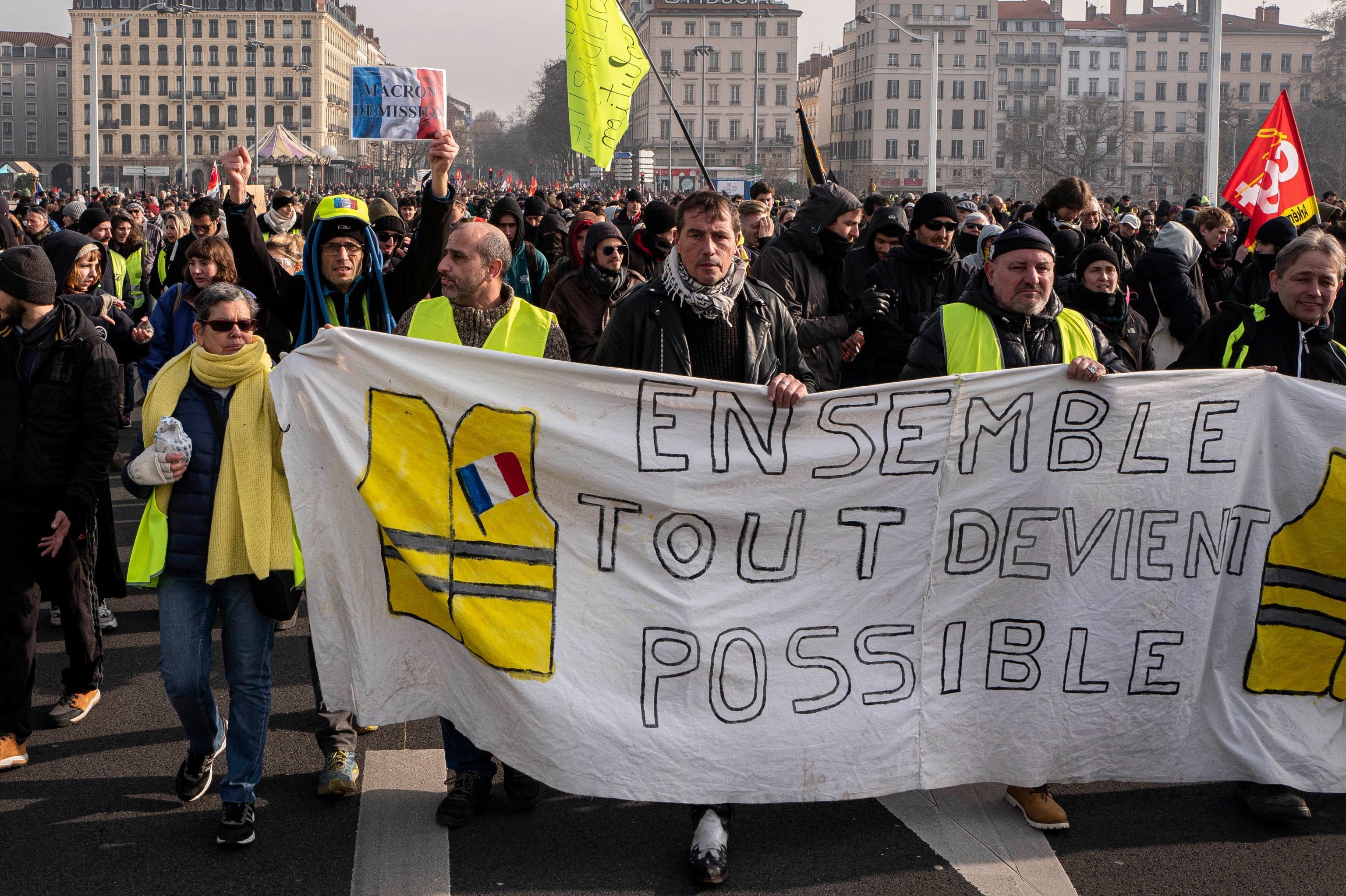Люди в желтых жилетах держат плакат с надписью: "Вместе все возможно", Лион, 24 января 2020