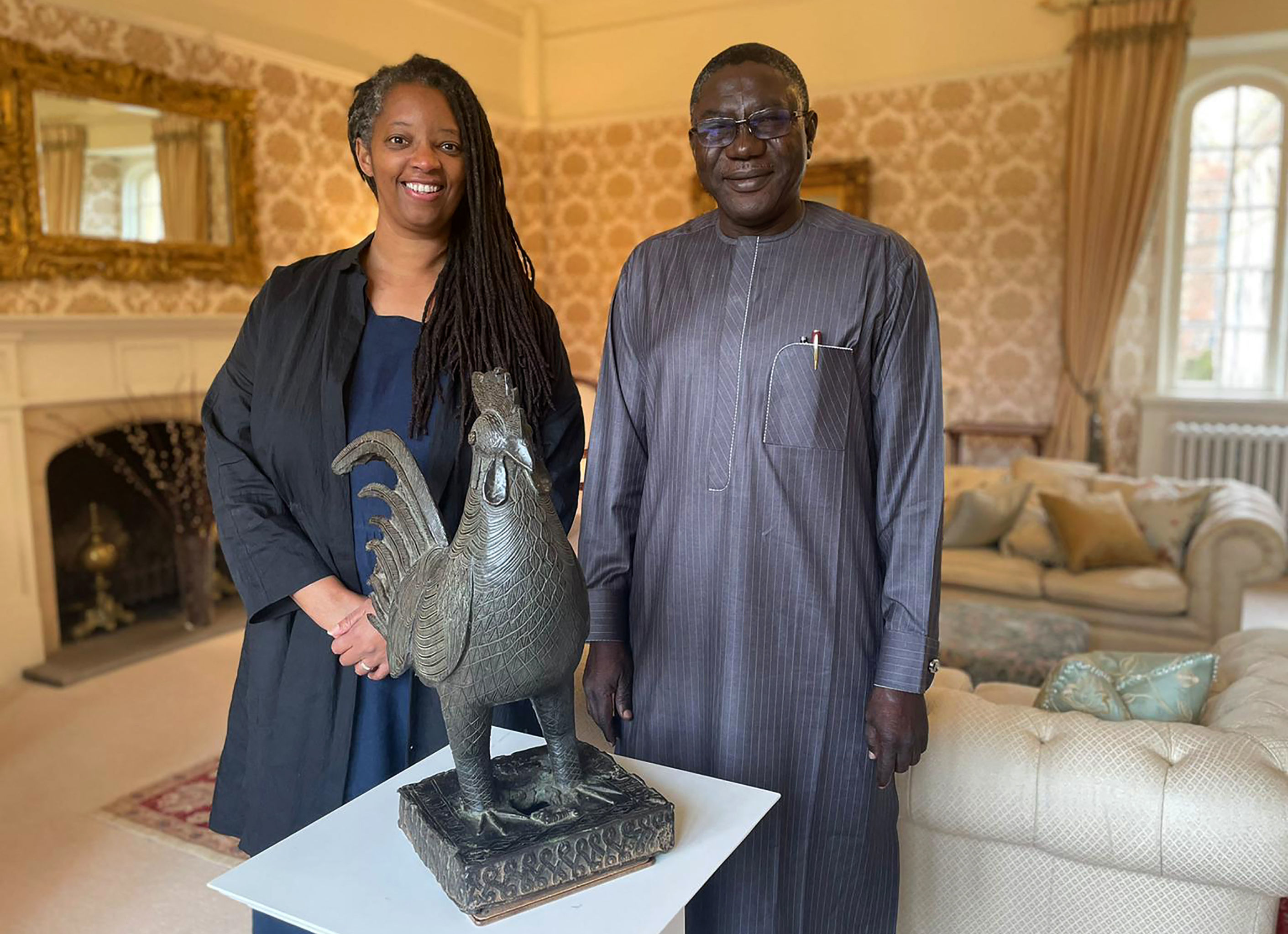 Нигерийская бронзовая статуя петуха "Окукор", Кембриджский университет, 27 октября 2021