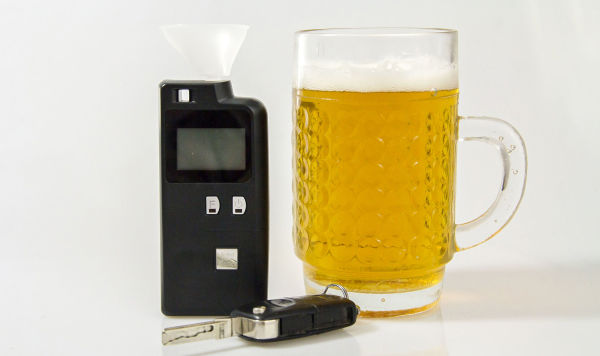 Кружка пива, автомобильный ключ и алкотестер
