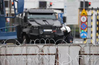 Сотрудник правоохранительных органов Польши патрулирует границу на КПП Кузница-Брузги