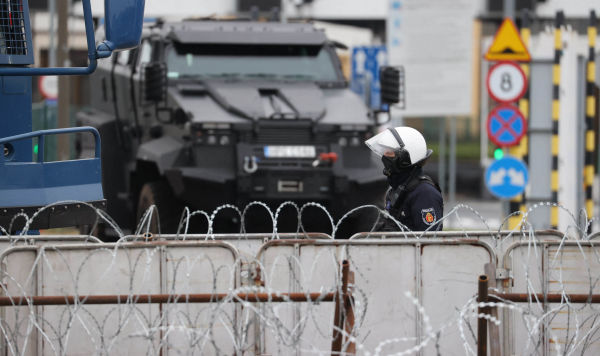 Сотрудник правоохранительных органов Польши патрулирует границу на КПП Кузница-Брузги