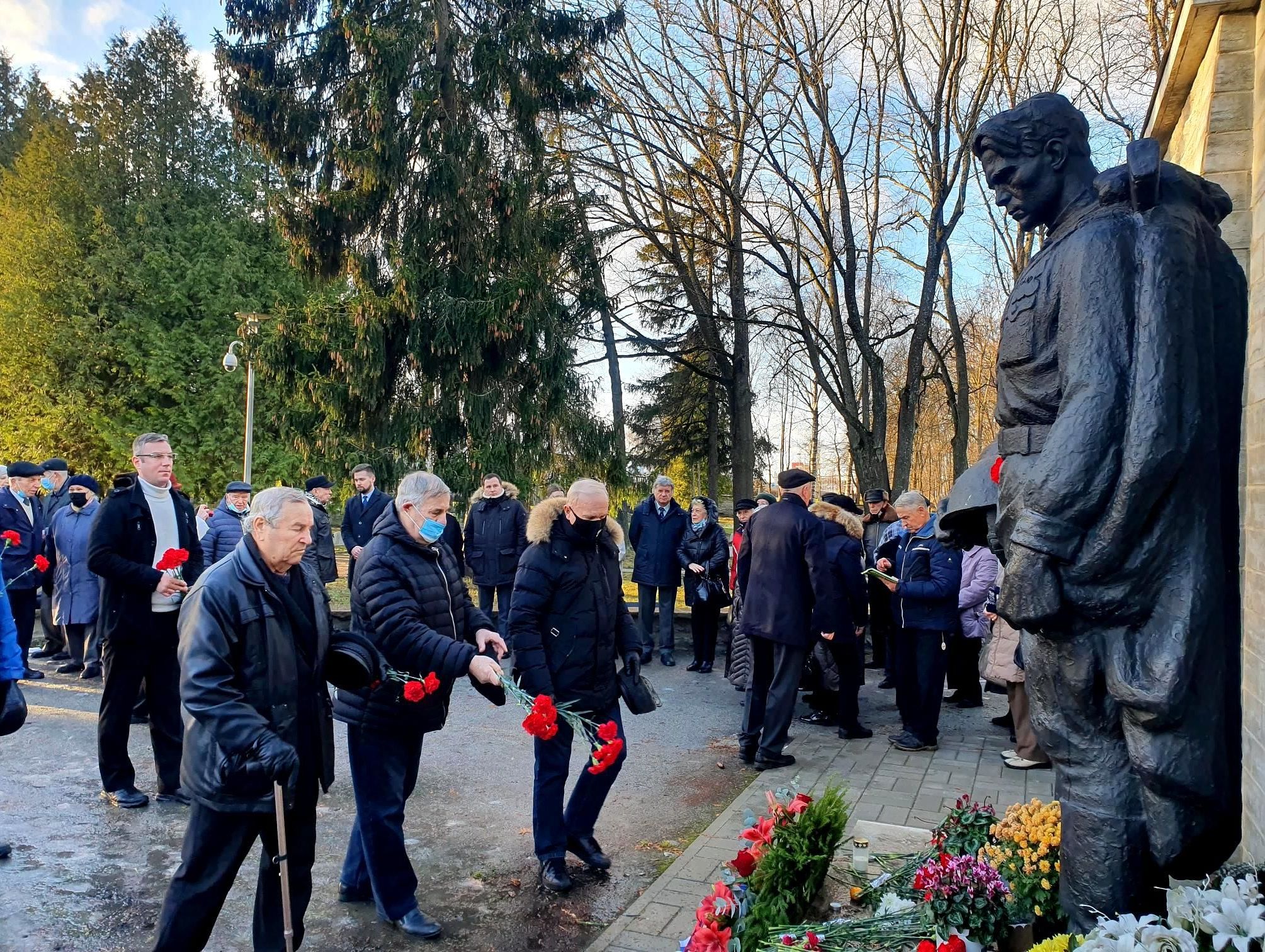Представители Клуба ветеранов флота возлагают цветы к "Бронзовому солдату", Таллин 22 ноября 2021 г.