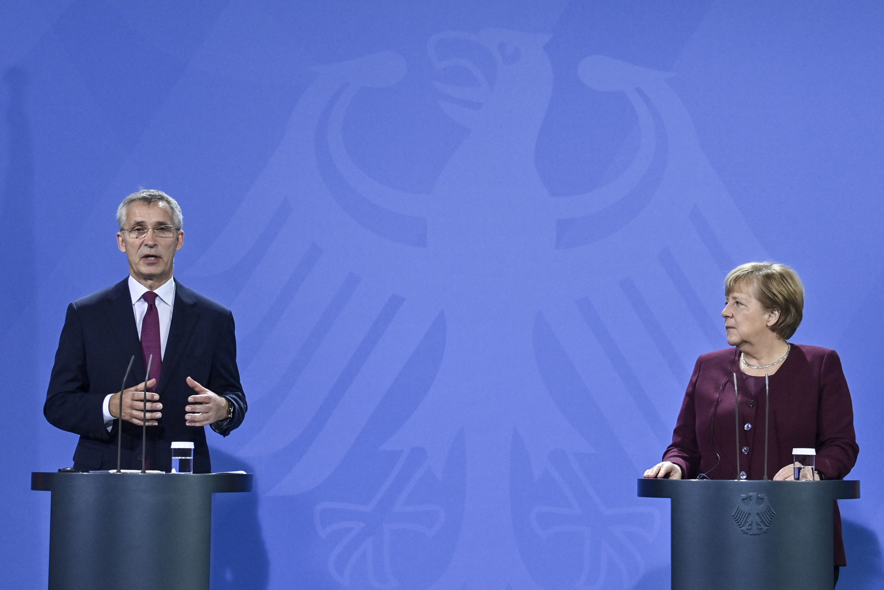 Генсек НАТО Йенс Столтенберг и канцлер ФРГ Ангела Меркель, Берлин, 19 ноября 2021