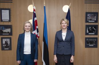 Глава МИД Великобритании Элизабет Трасс (слева) и глава МИД Эстонии Эва-Мария Лийметс на встрече в Таллине, 30 ноября 2021