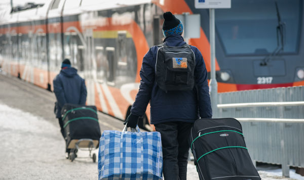 Пассажиры на перроне Таллинского железнодорожного вокзала