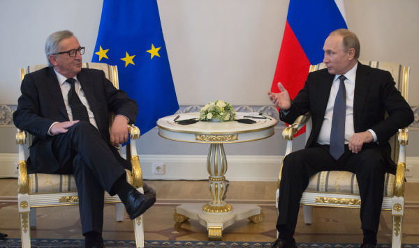 Президент РФ Владимир Путин (справа) и председатель Европейской комиссии Жан-Клод Юнкер во время встречи в Санкт-Петербурге, 16 июня 2016 года