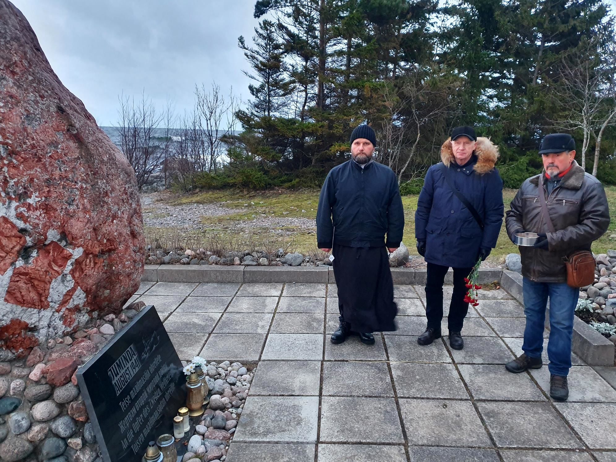 Отец Владимир, Александр Караулов и Александр Лабасов у Мемориала на мысе Юминда погибшим в Таллинском прорыве