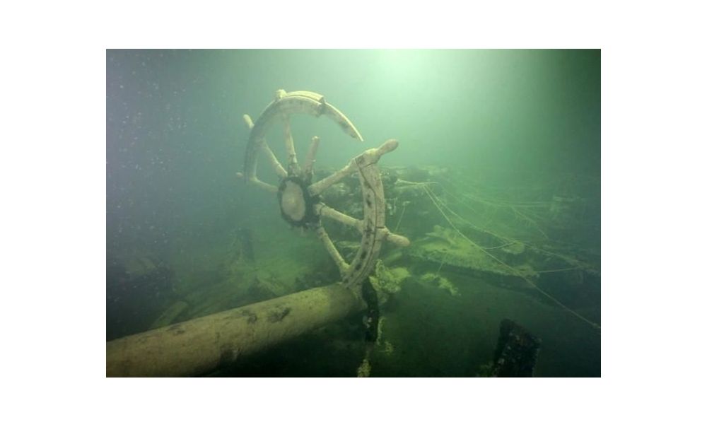 Штурвал парохода Everita, останки которого обнаружены на глубине 106 метров.